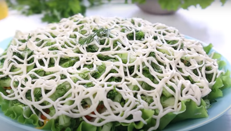 Вкусный праздничный салат с консервированной рыбой