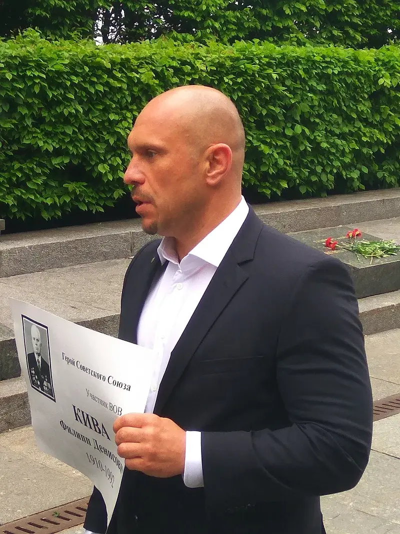 Илья Кива? Вчера в Интернете прочитал, что не стало Ильи Кивы! Не верю в такое просто. Вроде сильный человек с большими бицепсами! Не знаю.