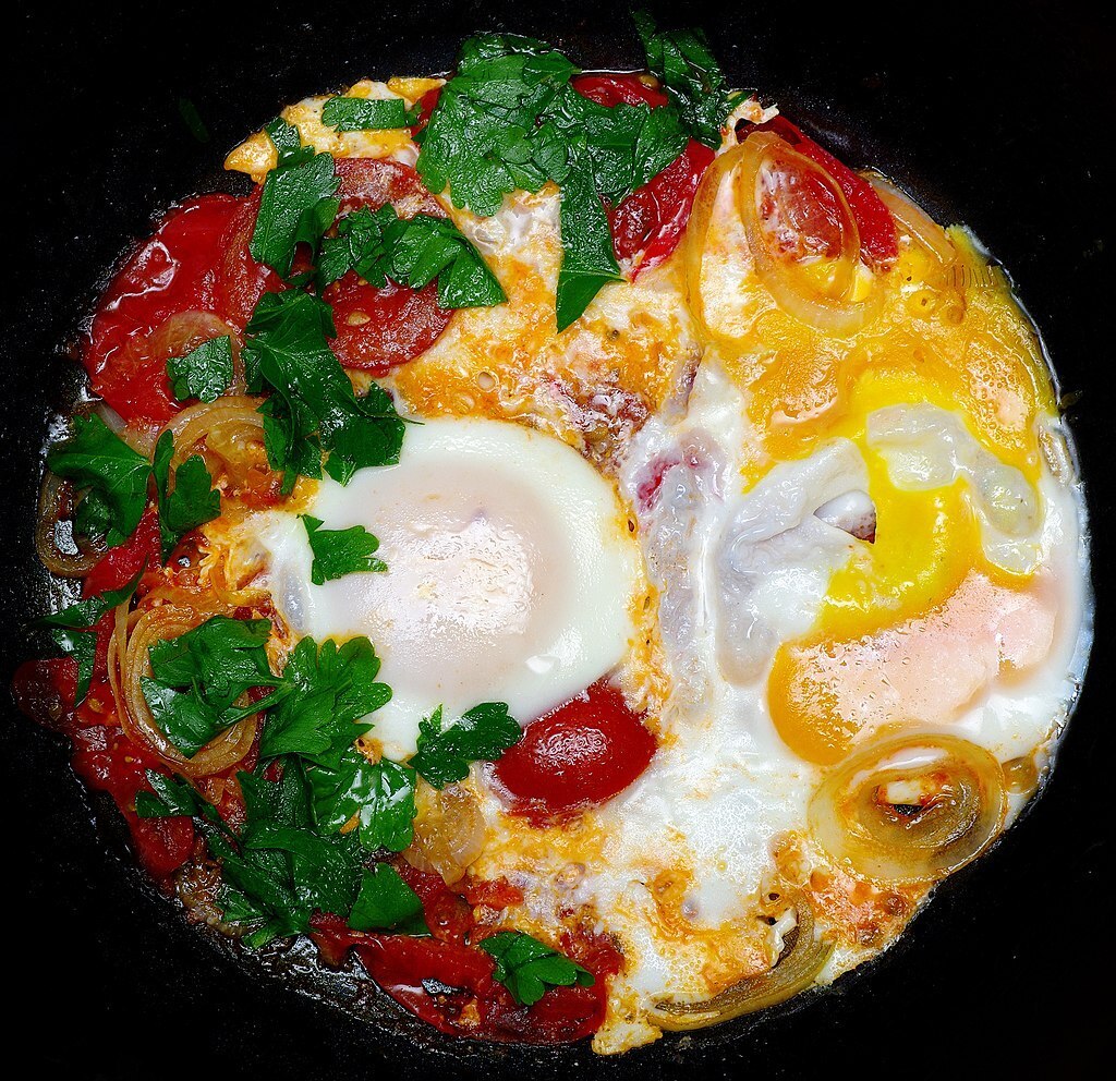 А как Вы едите жареную картошку или яичницу, из сковородки или перекладываете в тарелки? И прочее приготовленное на сковородке тоже также?