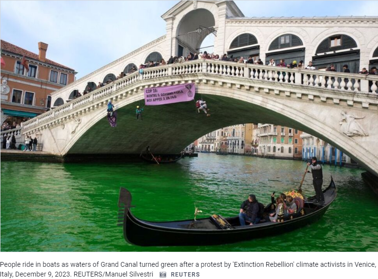 Итальянские протестующие против изменения климата озеленили Большой канал в Венеции!