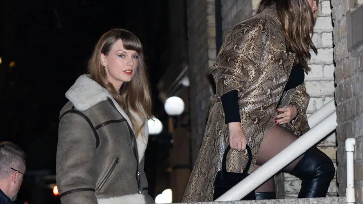 Тейлор Свифт и Селена Гомес гуляют с друзьями в Нью-Йорке