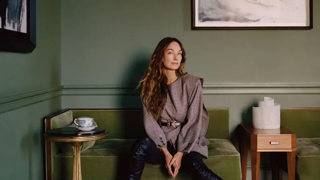 Праздничный камин Kelly Wearstler – это дань уважения красоте природы. Нам нравится вид зимнего леса