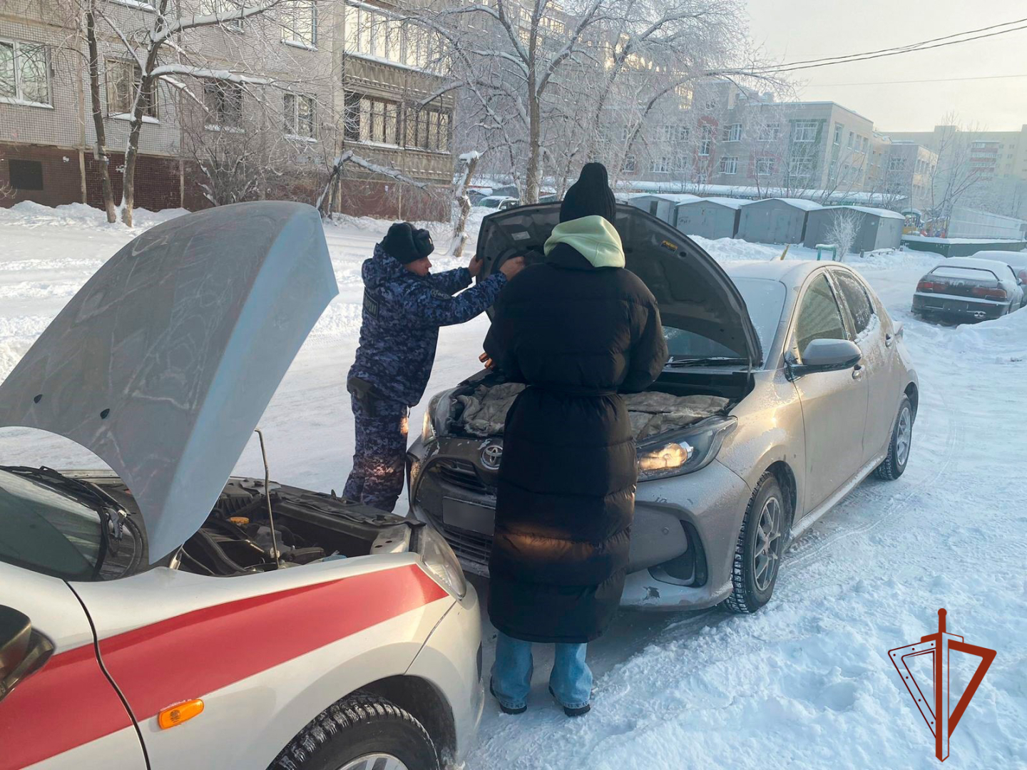 В Новосибирской области сотрудники вневедомственной охраны Росгвардии помогают водителям на дорогах