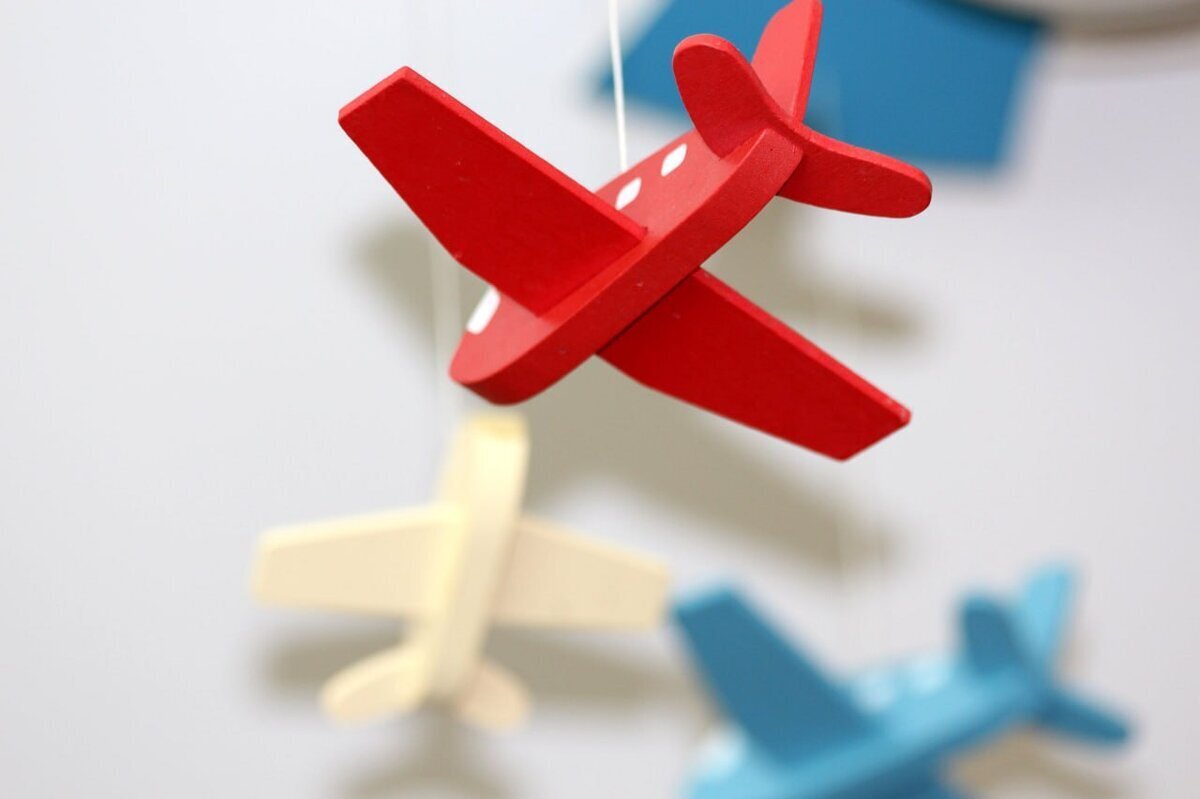 "Полетный возраст": со скольки лет педиатры разрешают ребенку лететь на самолете