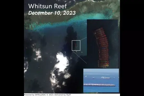 Десятки китайских военизированных катеров оккупируют спорную территорию —Фотографии