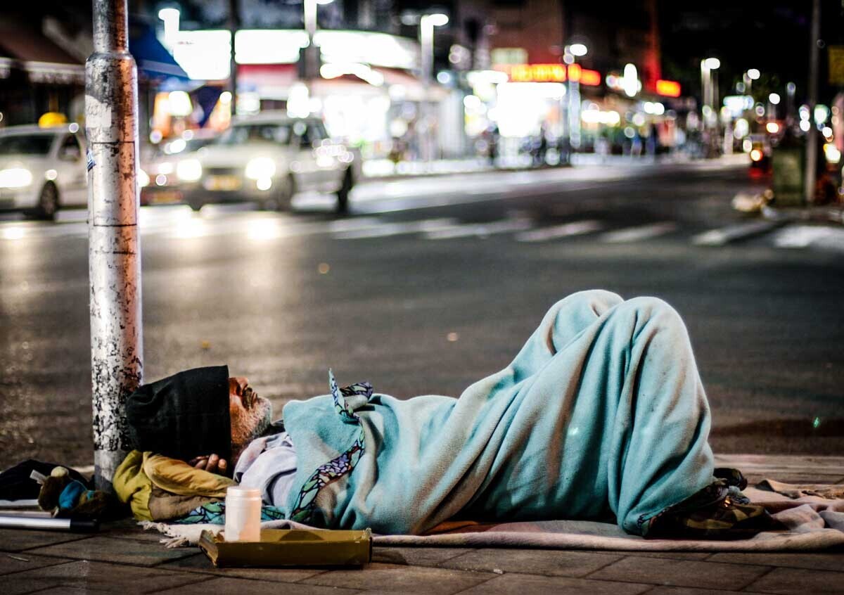 "5 способов оказать помощь бездомным в праздники"