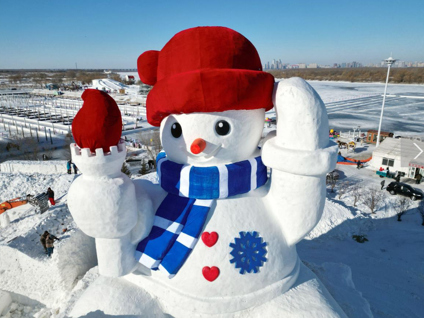 Харбинский 20-метровый снеговик очаровывает туристов и местных жителей