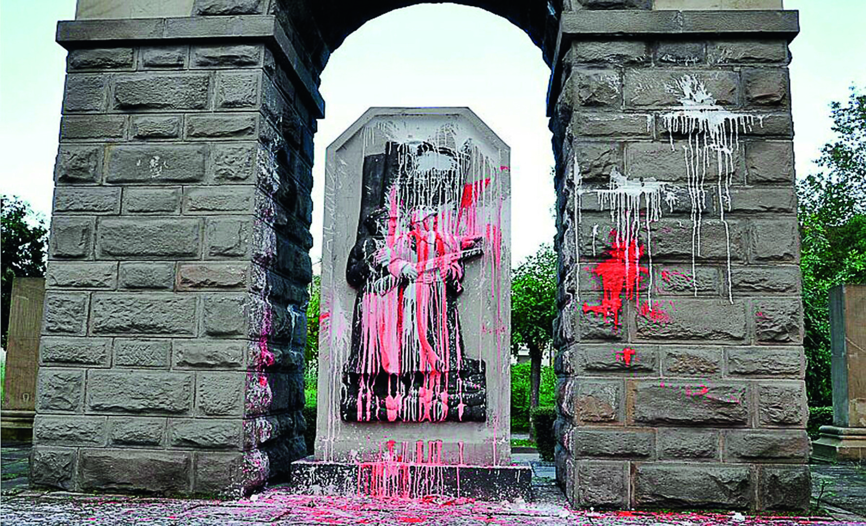 Под Львовом староста села залез на памятник советскому воину и не дал его снести