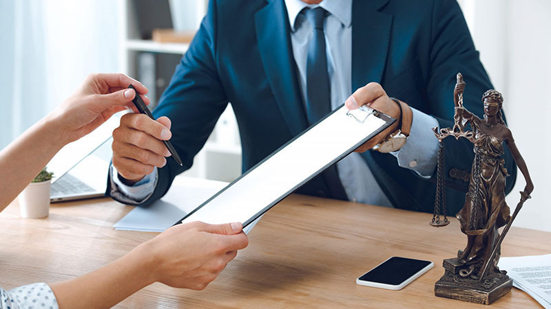 Как исполнить судебное решение, если должник прячется, а пристав бездействует?