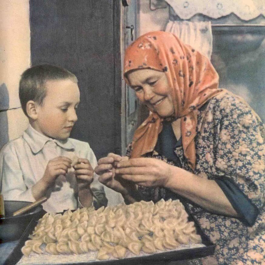 Советская бабушка. Лепка пельменей в СССР. Лепка пельменей в живописи. Лепят пельмени СССР. Семья лепит пельмени.