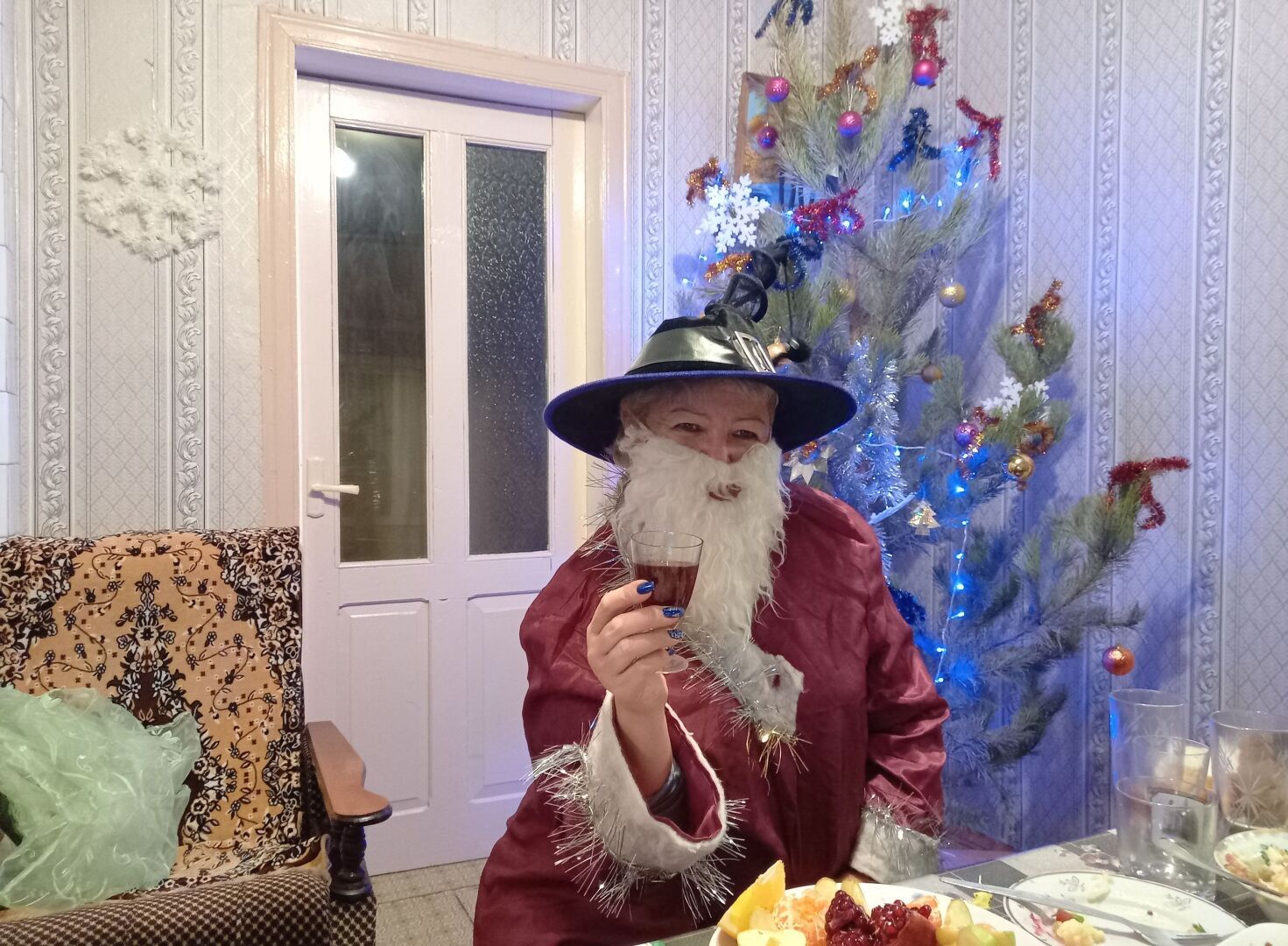 В Новый год я пишу записку с желанием, поджигаю и бросаю в шампанское (главное – вера, что желание сбудется)