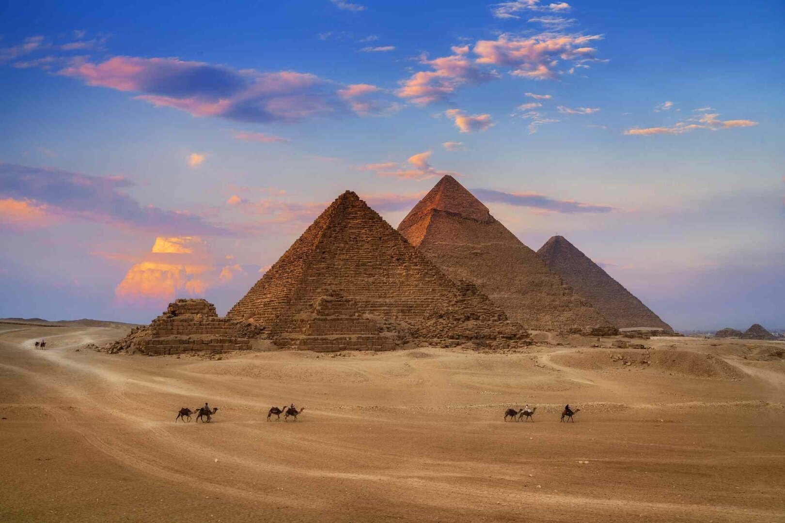 Ancient egypt pyramids. Великие пирамиды Гизы в Египте. Каир Гиза пирамиды. Пирамида Хеопса Каир. Плато Гиза Египет.