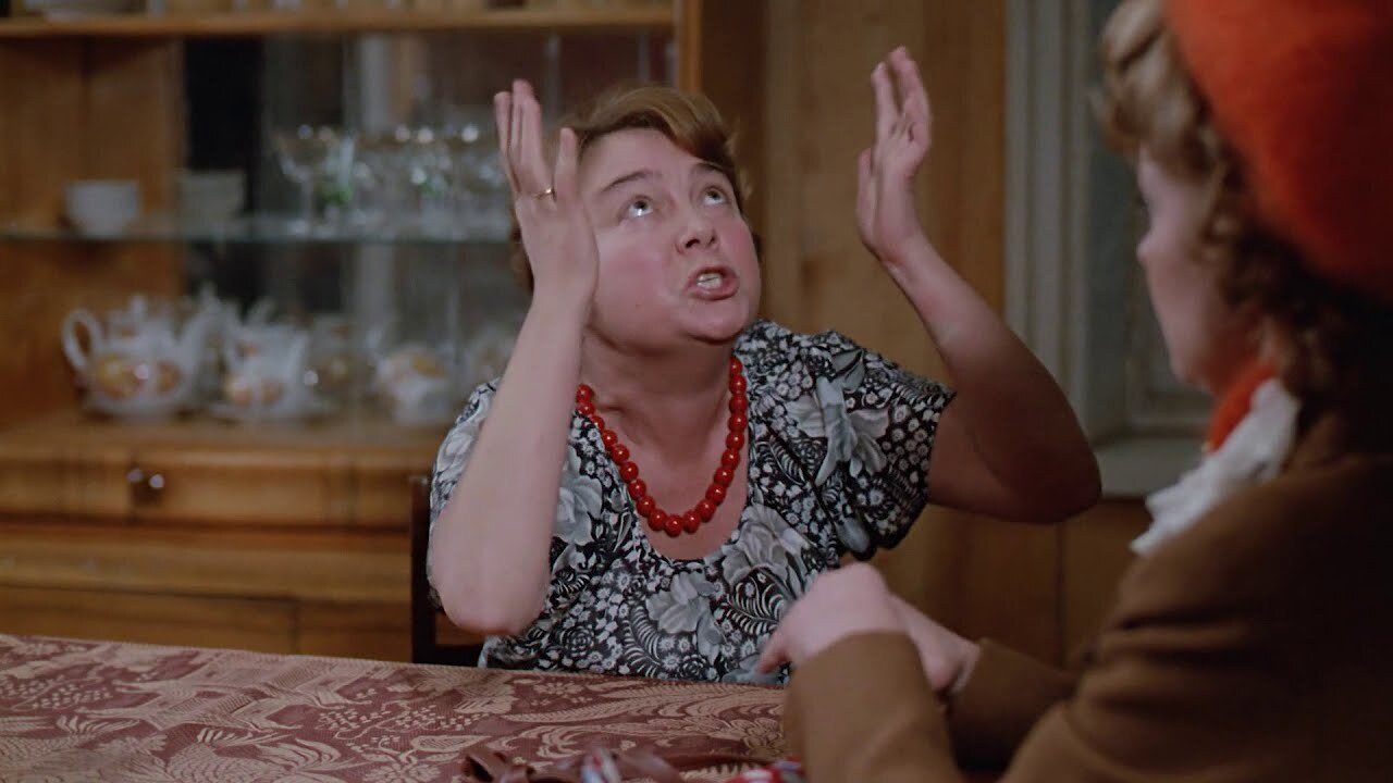 В чем Изюминка выражения "Бог не Антошка - видит немножко"? Это внутренний голос или персонаж?