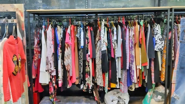 Оказывается есть секонд-хенды, где все продается по 100 рублей