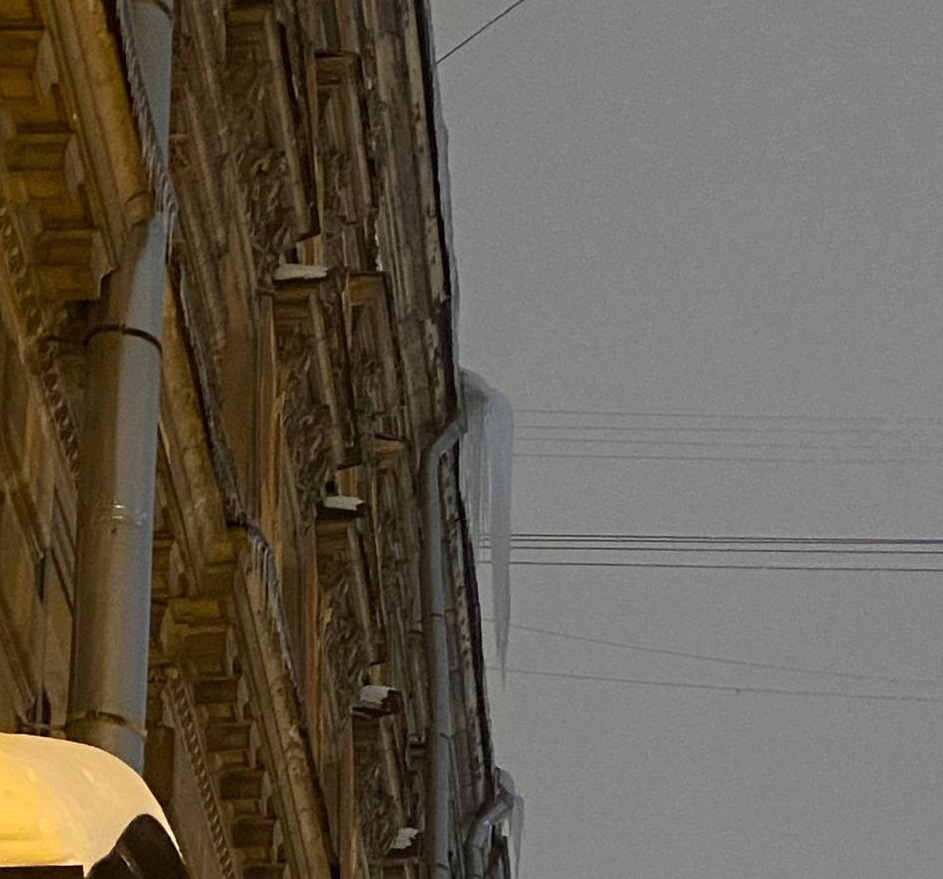 В Петербурге на 2-летнюю девочку упала глыба льда с крыши