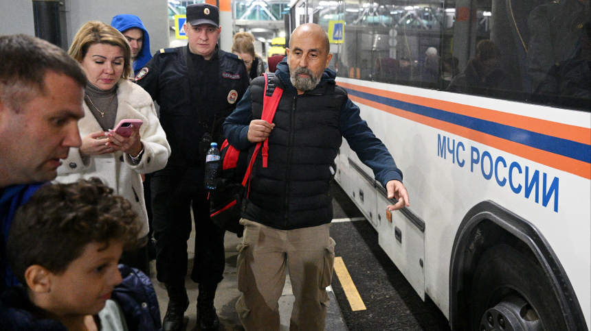 Российские эвакуированные из сектора Газа прибыли в Москву на спецборту МЧС РФ