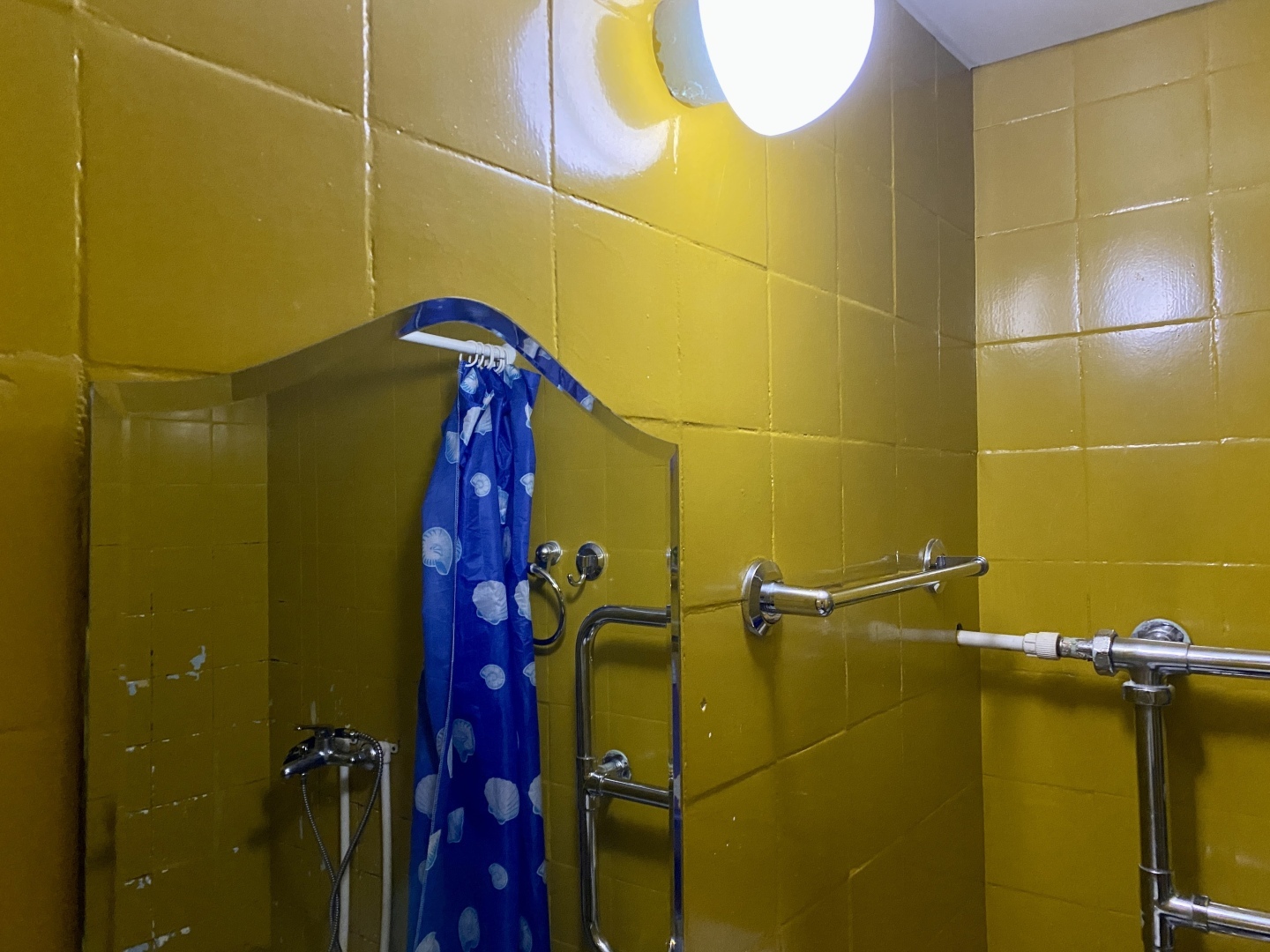 Это вам не Куршевель. Отель из 90-х в Домбае