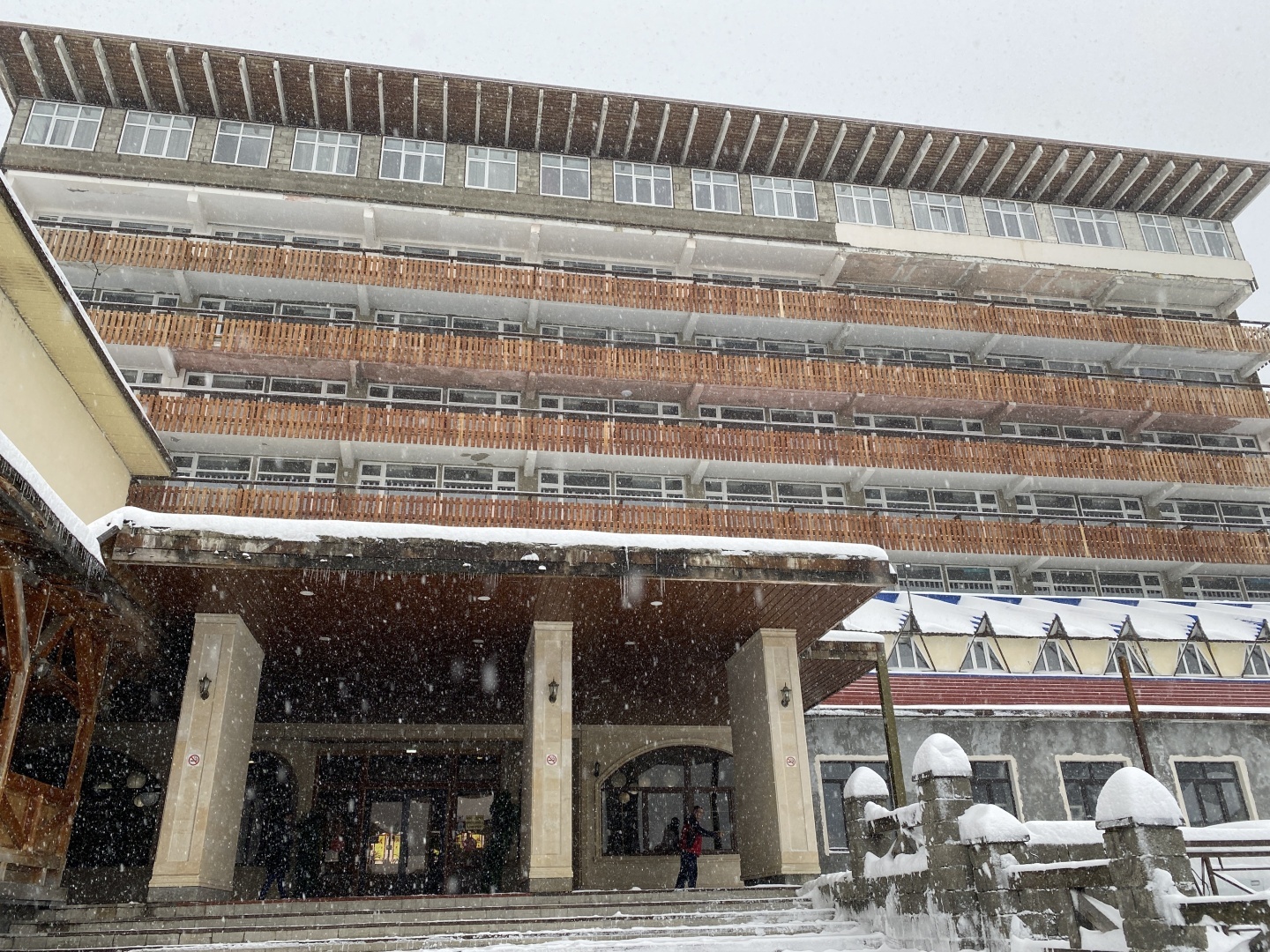 Это вам не Куршевель. Отель из 90-х в Домбае