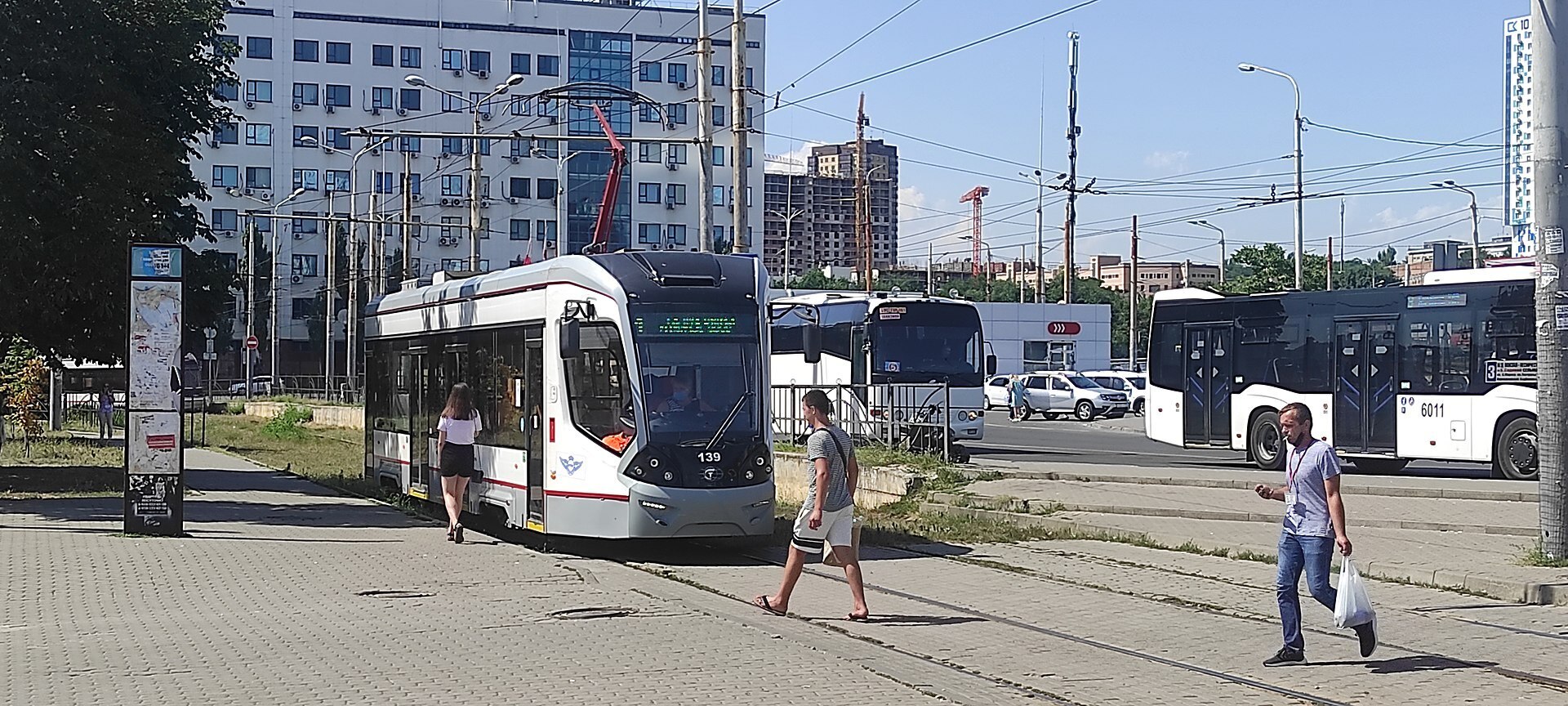 Девушка мне сказала на остановке: - Положите коробку на лавку. Я ей ответил на свой лад. Она сильно обиделась и вроде ругалась.