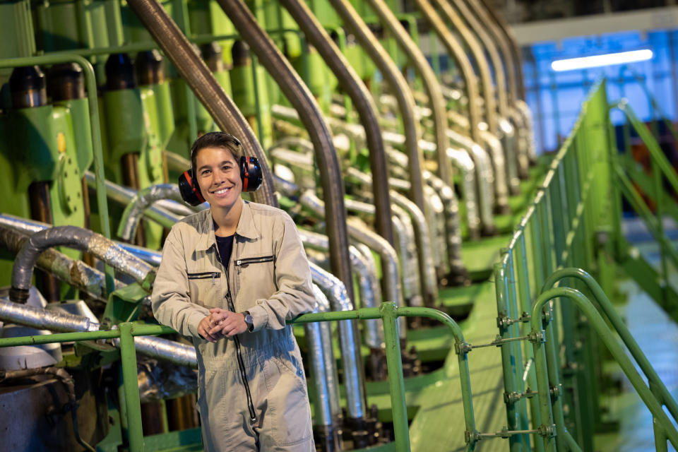 Как женщина, я уже много лет хожу в море на больших контейнеровозах, поэтому я бы посоветовала любой женщине попробовать