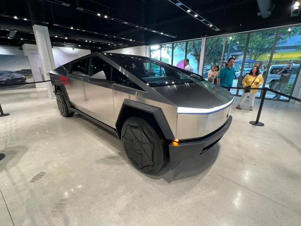 Аналитики с Уолл-стрит считают, что компания Илона Маска, Tesla, может специально ограничить объем выпуска своего нового пикапа Tesla Cybertruck.