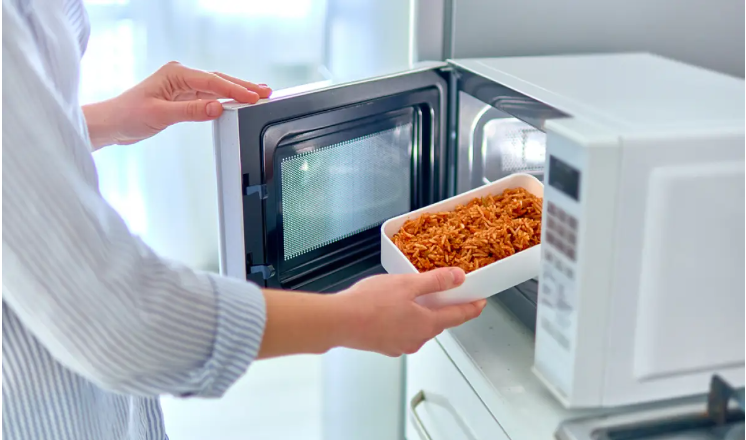 Вредно или полезно использовать микроволновую печь?