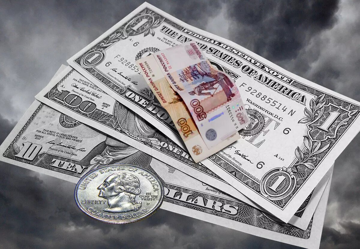 Рубль слабеет, пора инвестировать в валюте. 5 способов вложить деньги, чтобы получать валютный доход