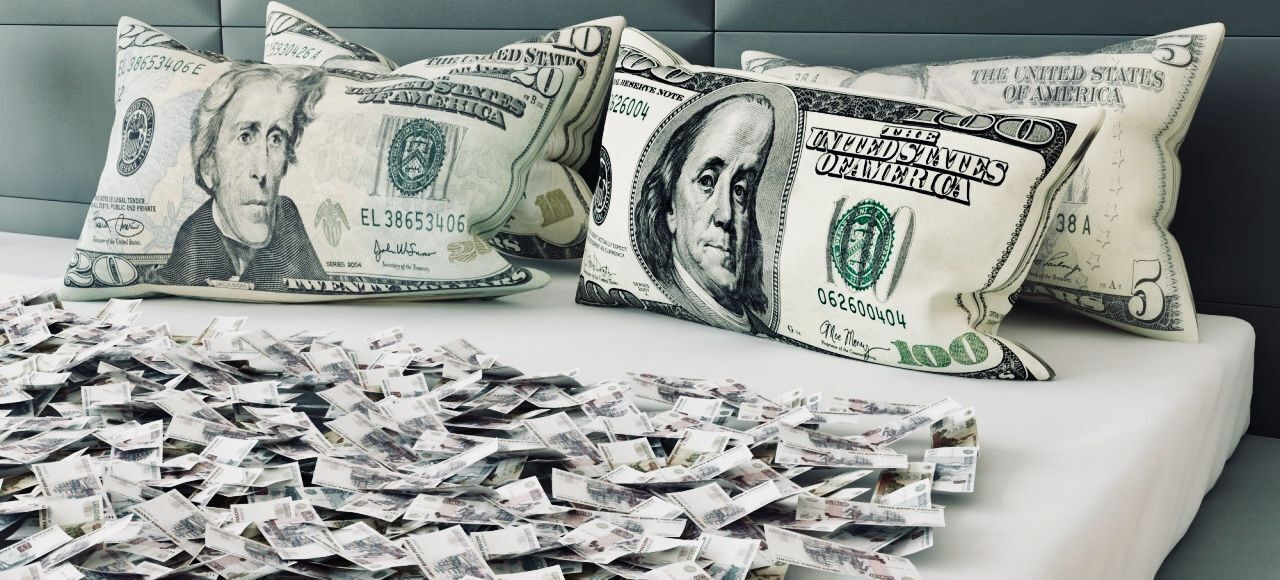 Рубль слабеет, пора инвестировать в валюте. 5 способов вложить деньги, чтобы получать валютный доход