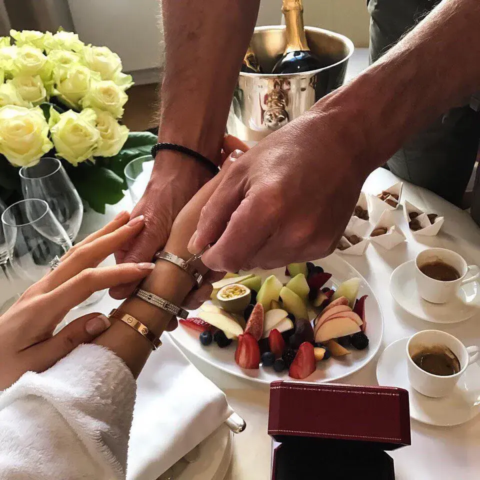 Почему некоторым женщинам мужчины дарят всегда самое дорогое, а другим ничего? Должен ли мужчина дарить подарки?