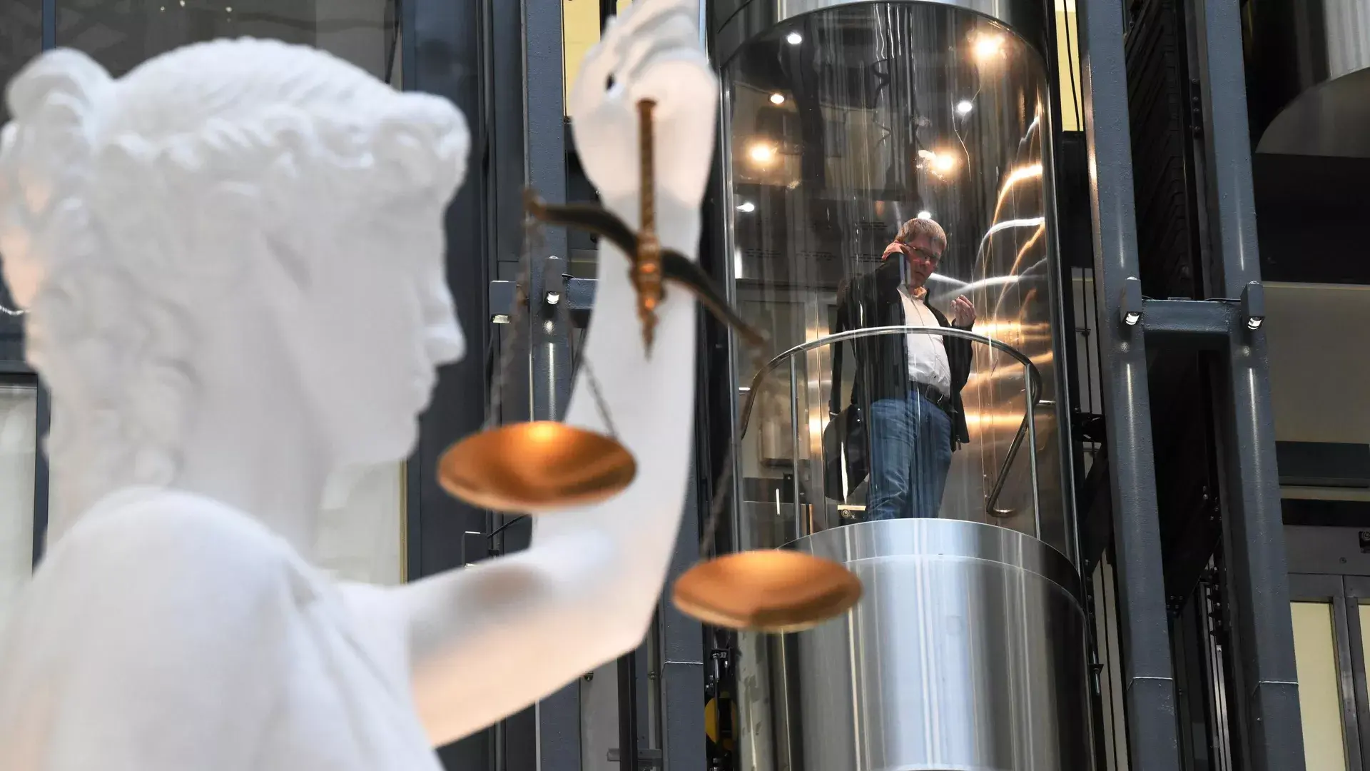 В Волгограде бывшего судью приговорили к восьми годам лишения свободы по делу о мошенничестве.