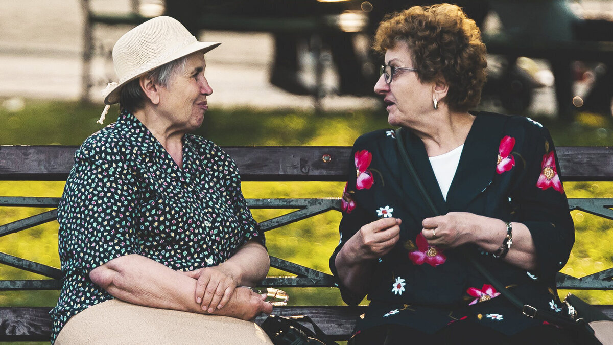 У работающих пенсии за 2023 год выросли больше, чем у неработающих пенсионеров. С чем связан такой парадокс