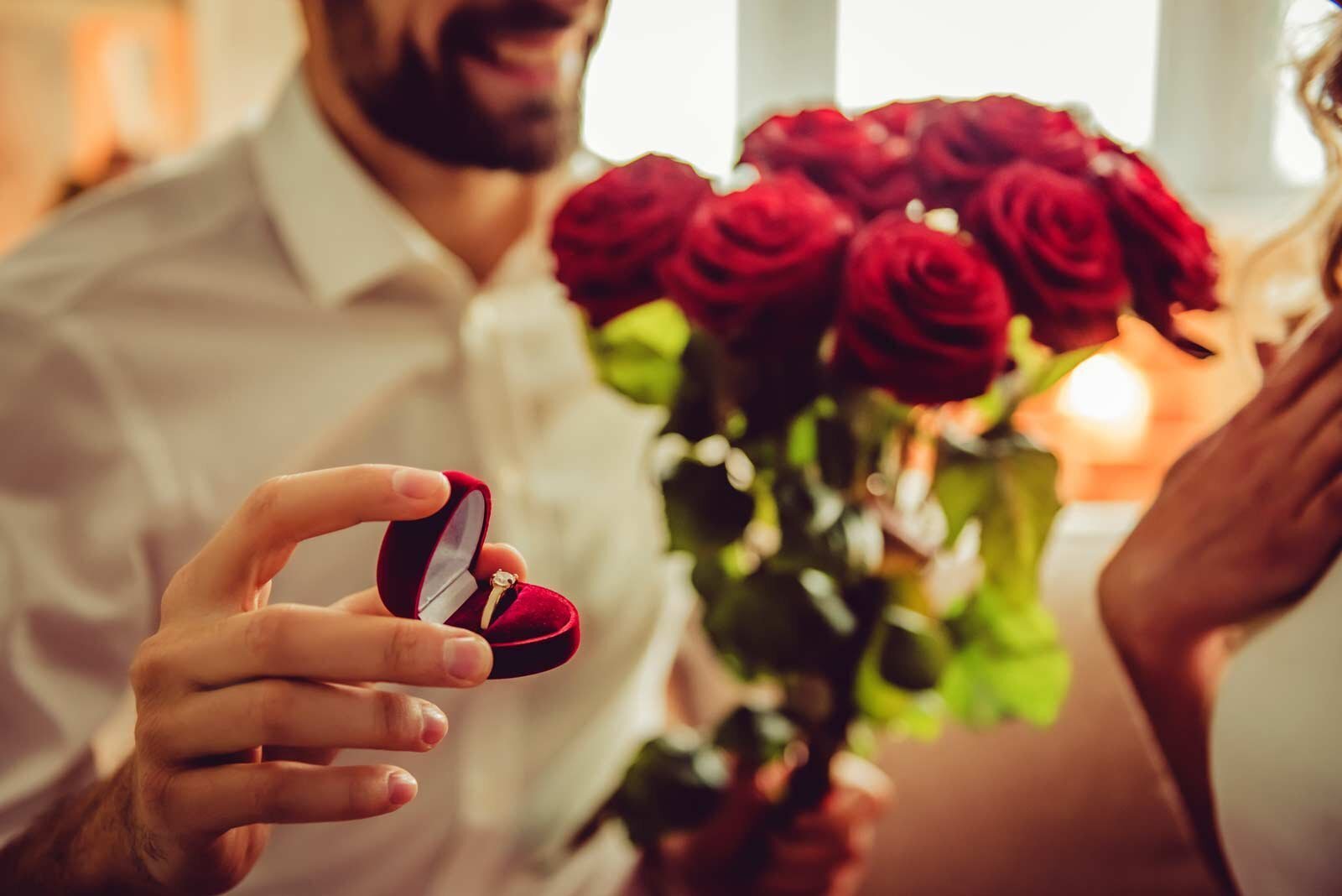 Предложение руки и сердца. Мужчина с цветами. Мужчина дарит цветы. Парень дарит девушке кольцо.