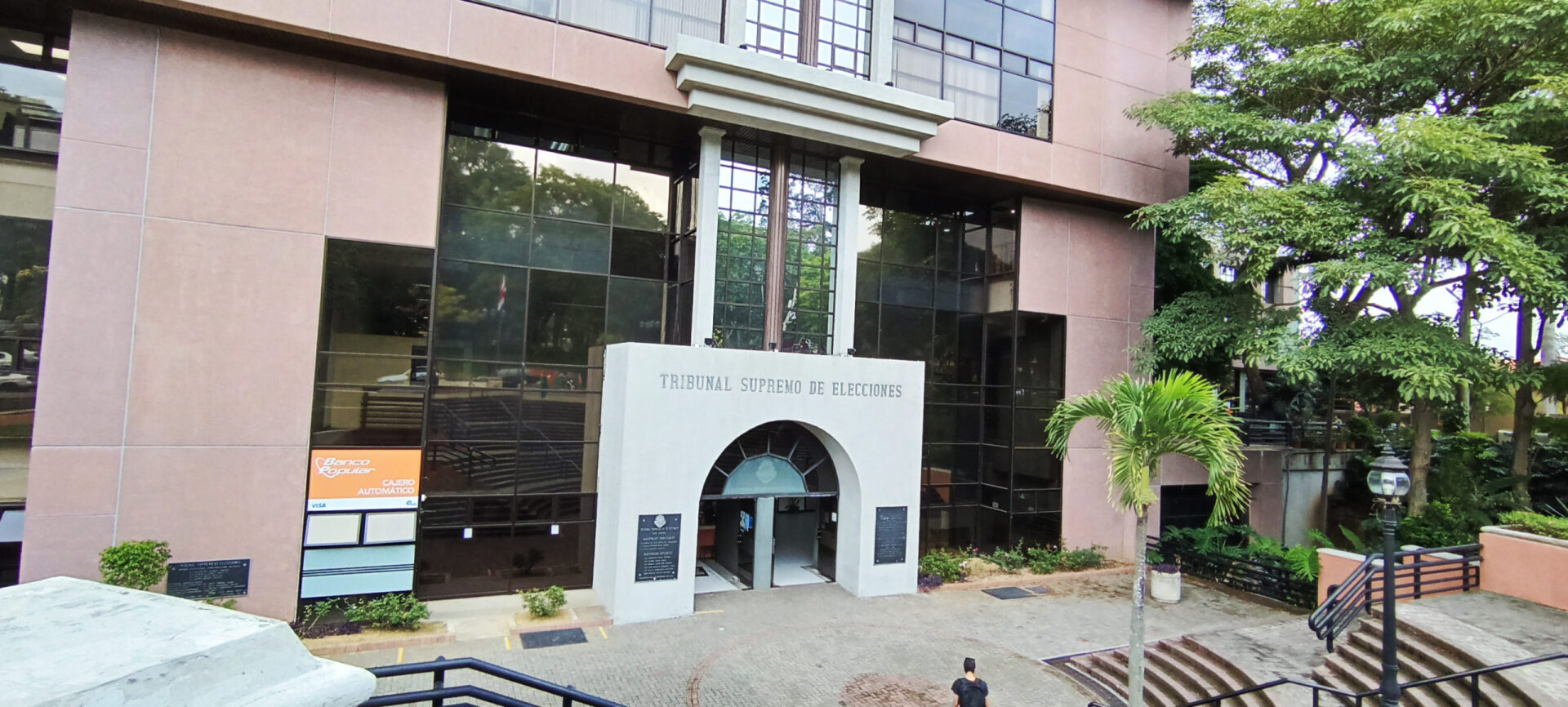 Во время моей судебной тяжбы, для облегчения ухода за больной женой-костариканкой, я решил принять гражданство Коста-Рики