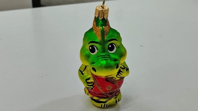 Снеговик на удлиняющихся ногах и уникальные новогодние игрушки с ручной росписью. Как можно недорого украсить новогоднюю елку в этом году