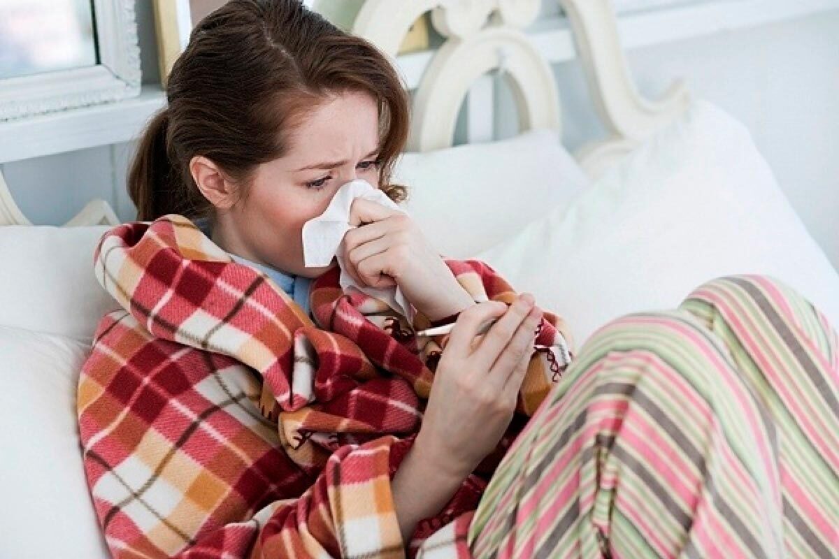 Не разболеться при простуде. Человек болеет. Простудные заболевания. Простуда. Человек болеет гриппом.