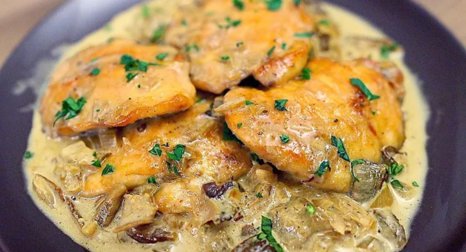 Куриные грудки с белыми грибами