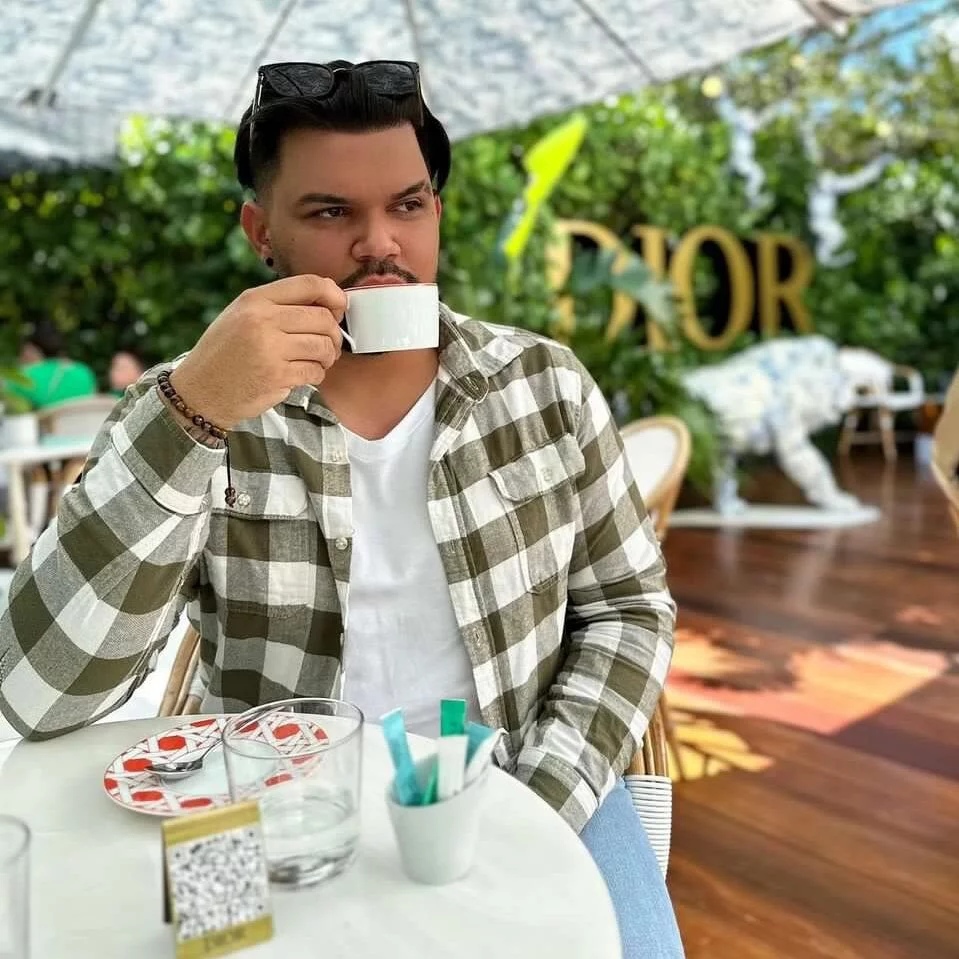 Молодой агент по недвижимости Кевин Портеллес, который за первый год продал 3,5 миллиона долларов