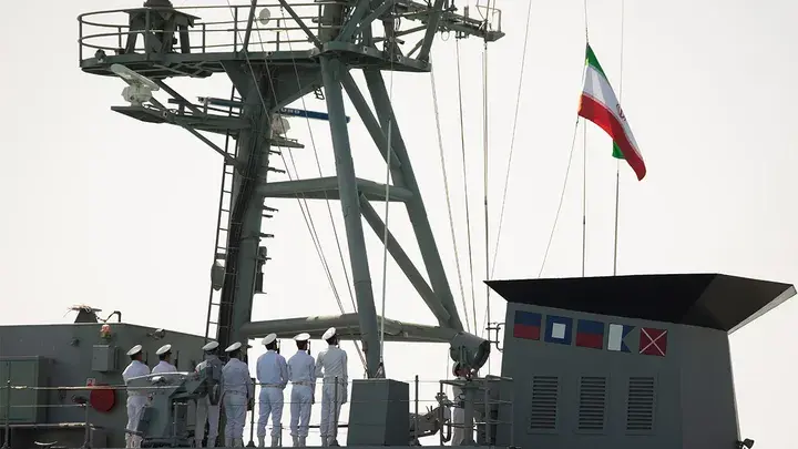 Иранский военный корабль входит в Красное море на фоне продолжающихся нападений хуситов на коммерческие суда