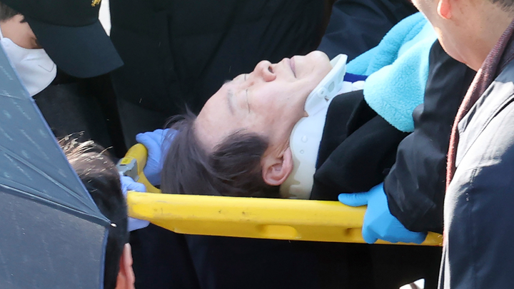 Лидер южнокорейской оппозиции получил ножевое ранение в шею во время визита в Пусан