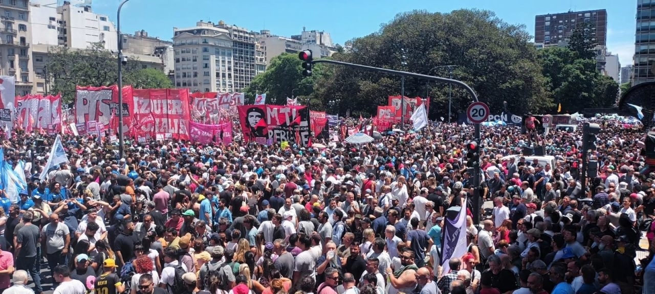 ⚡Десятки тысяч участников вышли на улицы Аргентины, выражая свой протест в рамках профсоюзных и акций левых активистов.