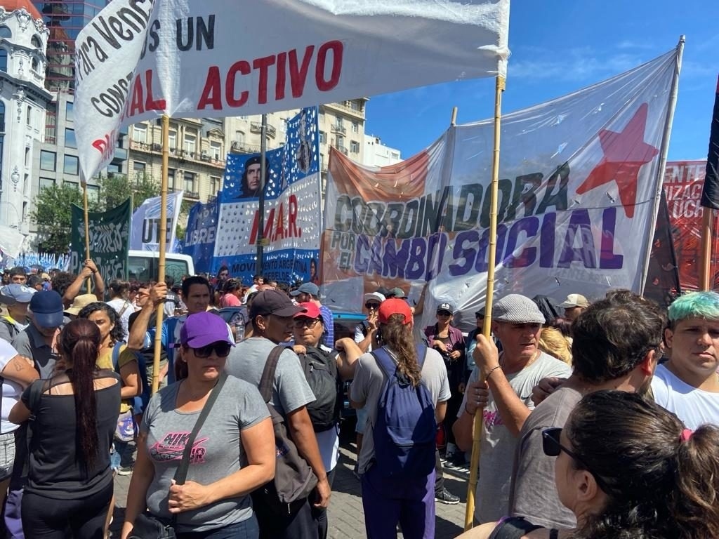 ⚡Десятки тысяч участников вышли на улицы Аргентины, выражая свой протест в рамках профсоюзных и акций левых активистов.