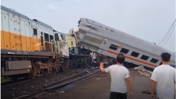 Поезда столкнулись в Индонезии, в результате чего погибли четыре человека