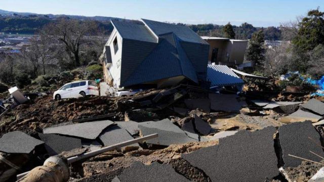 Сильное землетрясение в Японии: исчезли почти 250 человек, исчезновение которых вызывает опасения, так как утрачивается надежда на выживание.