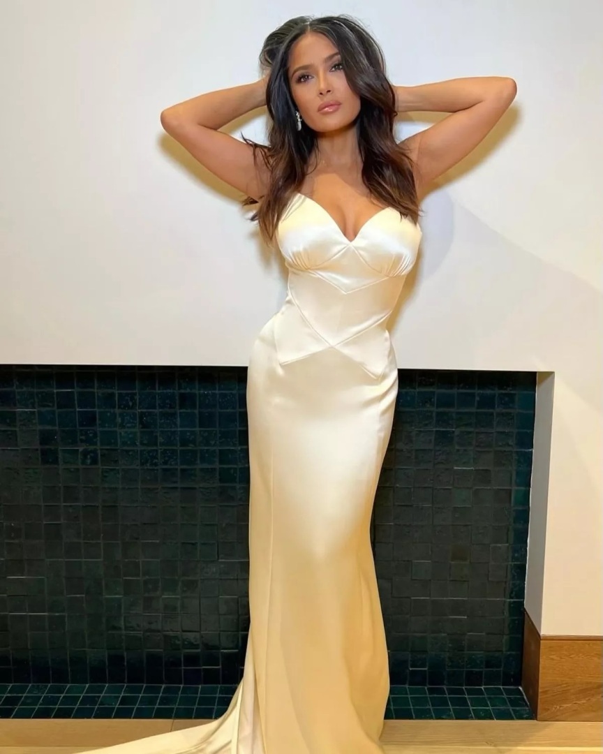 Сальму Хайек прозвали «богиней», поскольку она отказалась от бюстгальтера и выставила напоказ пышные формы в платье с глубоким вырезом