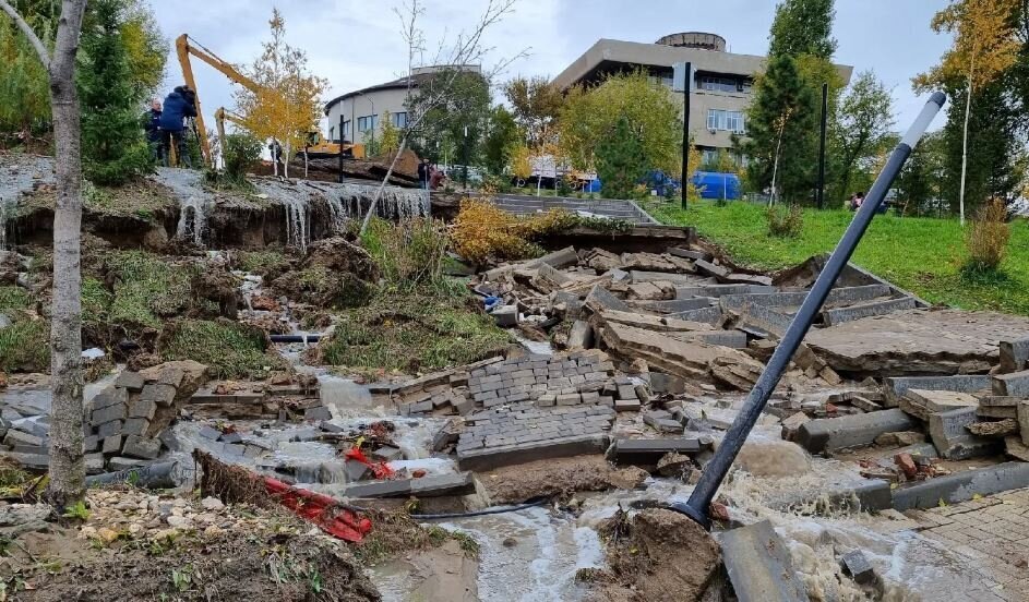 Куда утекают наши денежки за оплату тепла и горячей воды, когда рвутся трубы