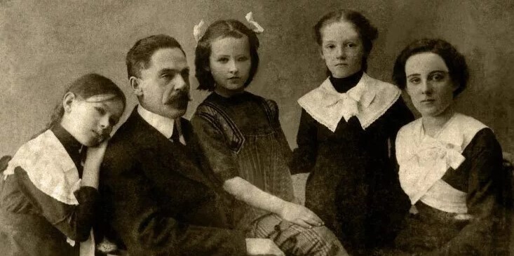 Почему на старинных фотографиях люди не улыбаются?