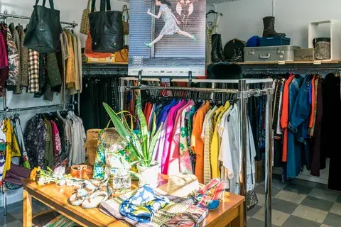 Секонд-хенды: вторая жизнь вещей или способ экономии