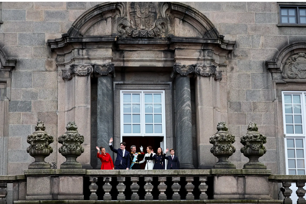 Новый король Дании, которого приветствовали тысячи людей, занимает свой трон