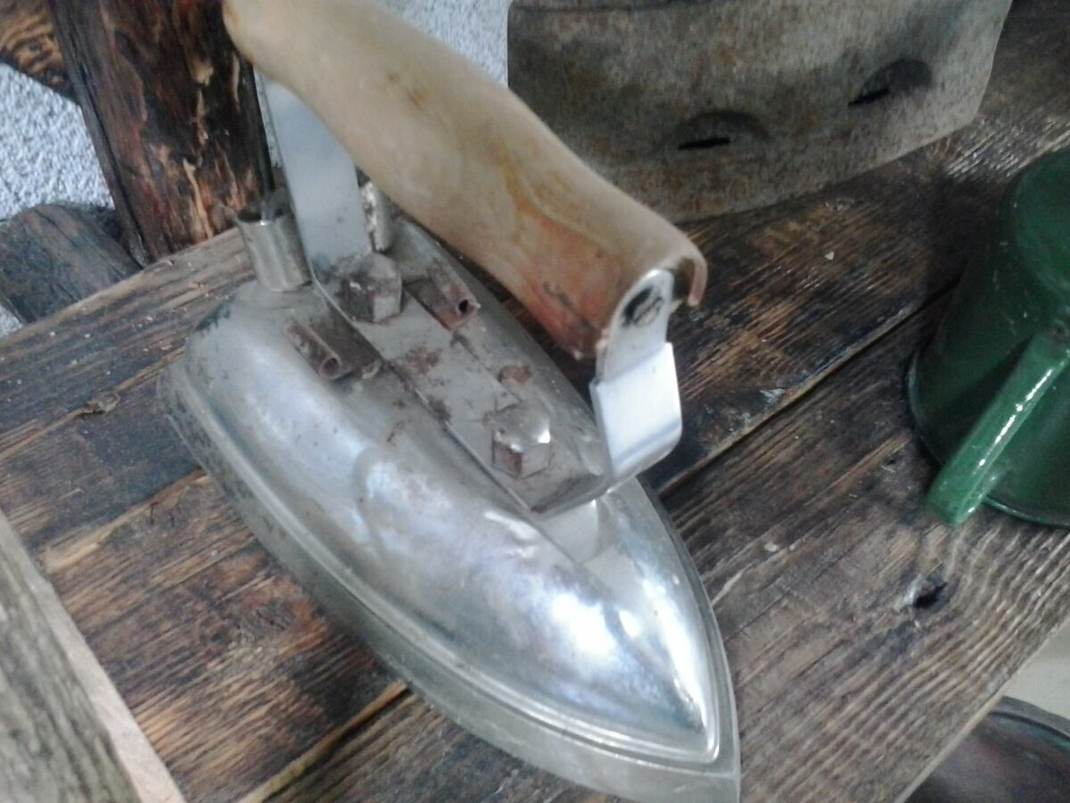 Антикварные утюги, видел как в Индии, гладят такими до сих пор