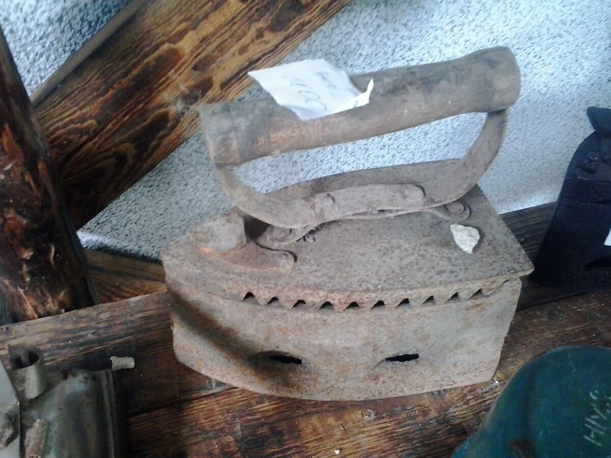 Антикварные утюги, видел как в Индии, гладят такими до сих пор